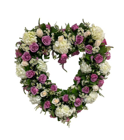 C-28 Corona en forma de corazón de rosas, veronica y hortensias
