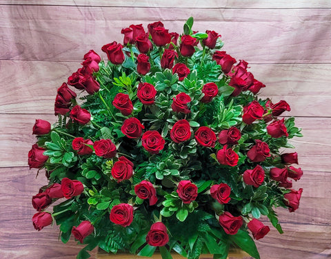 HA-20 Arreglo de ocho docenas de rosas rojas
