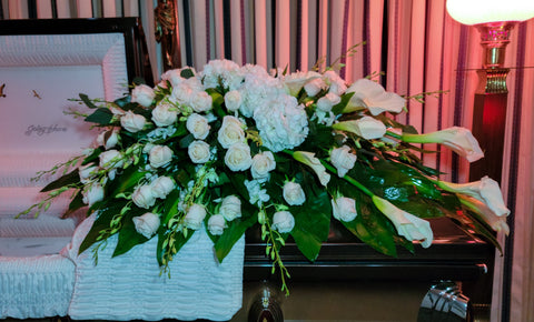 CC-10 Casket cover de rosas, lirios cala, hortensias y orquídeas