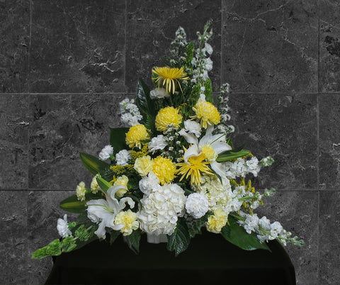 CF-6 Canasta funeral de claveles, spiders, lirios, stocks y hortensias